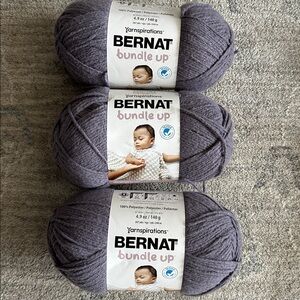 Bernat bundle up yarn 
Color:nighttime
Size: 4.9 oz each
Lot of 3